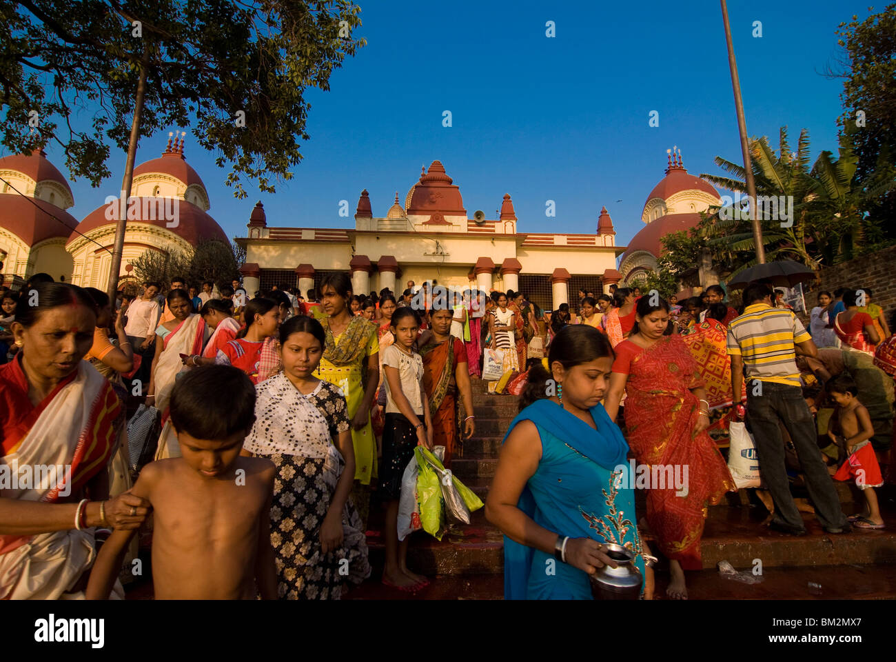 Des foules de gens en face de Temple de Kali, Kolkata, West Bengal, India Banque D'Images