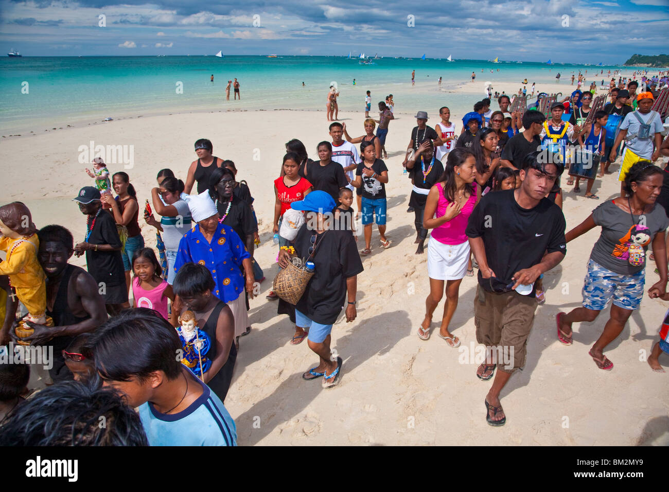Blanc le long de la plage pendant la Ati-Atihan Festival, une fête annuelle en l'honneur du Santo Nino, Boracay, Aklan Banque D'Images