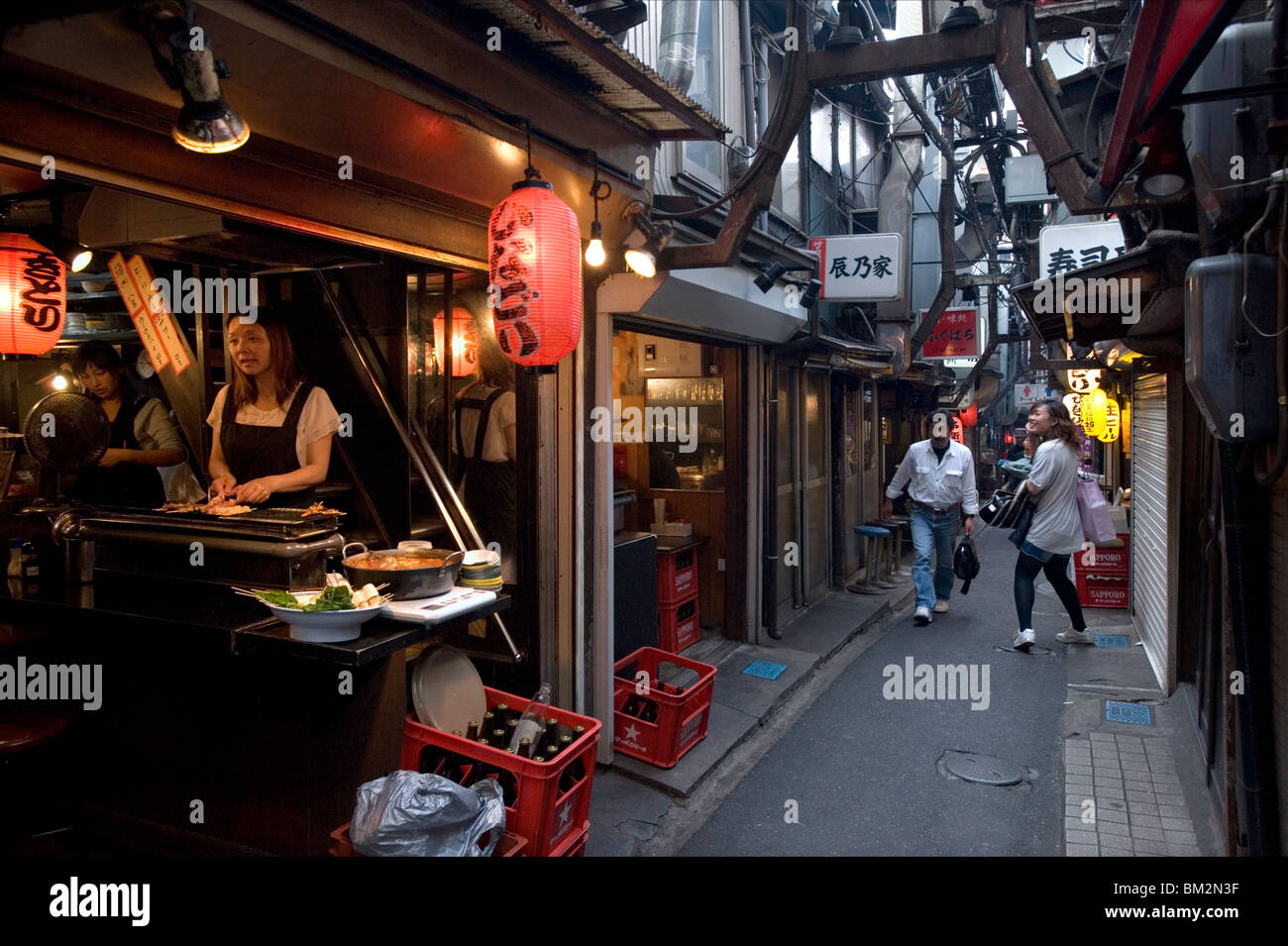 1940 era Omoide Yokocho (Memory Lane) restaurant alley district dans Shinjuku, Tokyo, Japon Banque D'Images