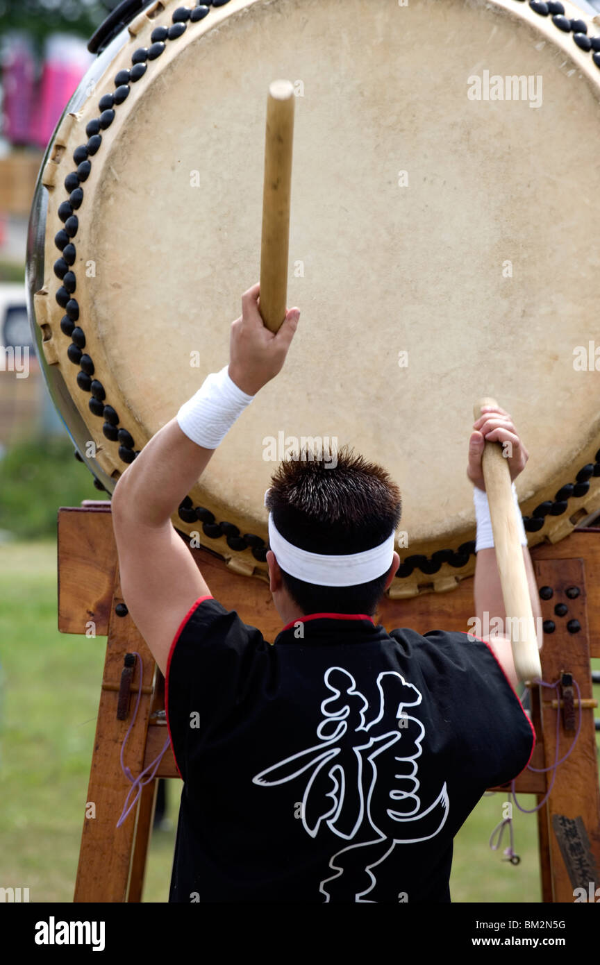 Le batteur d'effectuer sur un tambour taiko japonais à un festival à Kanagawa, Japon Banque D'Images