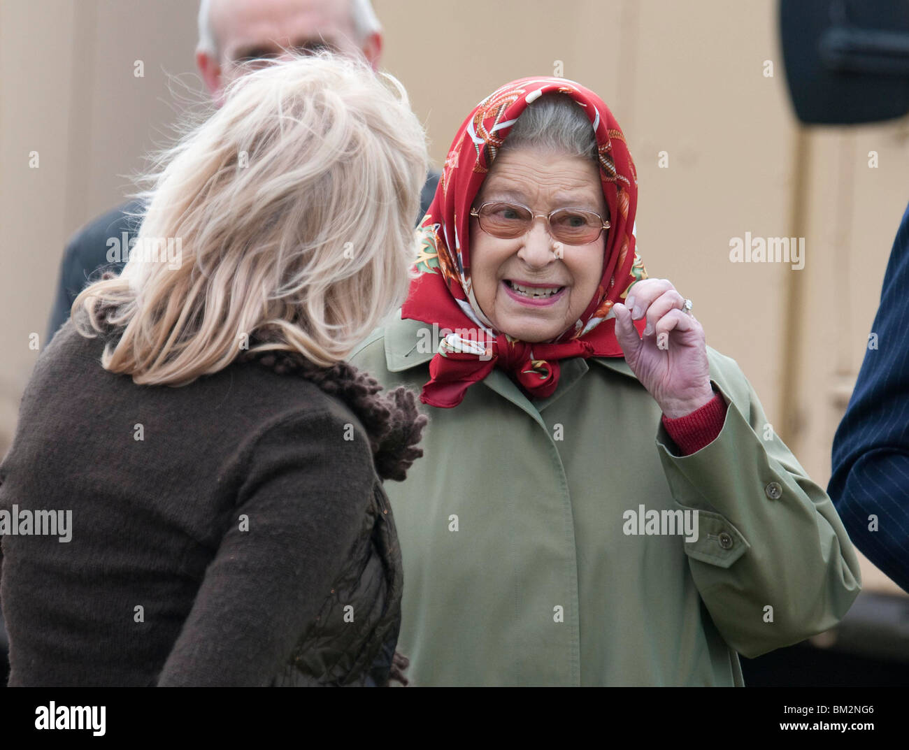 La Grande-Bretagne La reine Elizabeth II portant un imperméable et foulard rouge au Royal Windsor Horse Show Banque D'Images