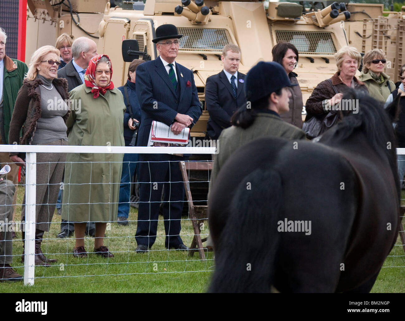 La Grande-Bretagne La reine Elizabeth II au Royal Windsor Horse Show où elle vit sur ses chevaux de compétition Banque D'Images