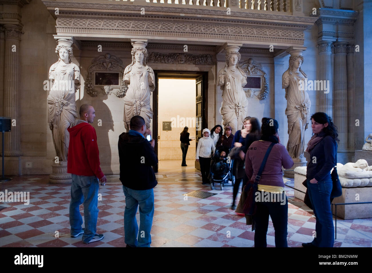 Medium Groupe de personnes visitant l'intérieur Galerie d'art, Hall, sculptures grecques, Musée du Louvre, Paris, France, collection de statues Banque D'Images