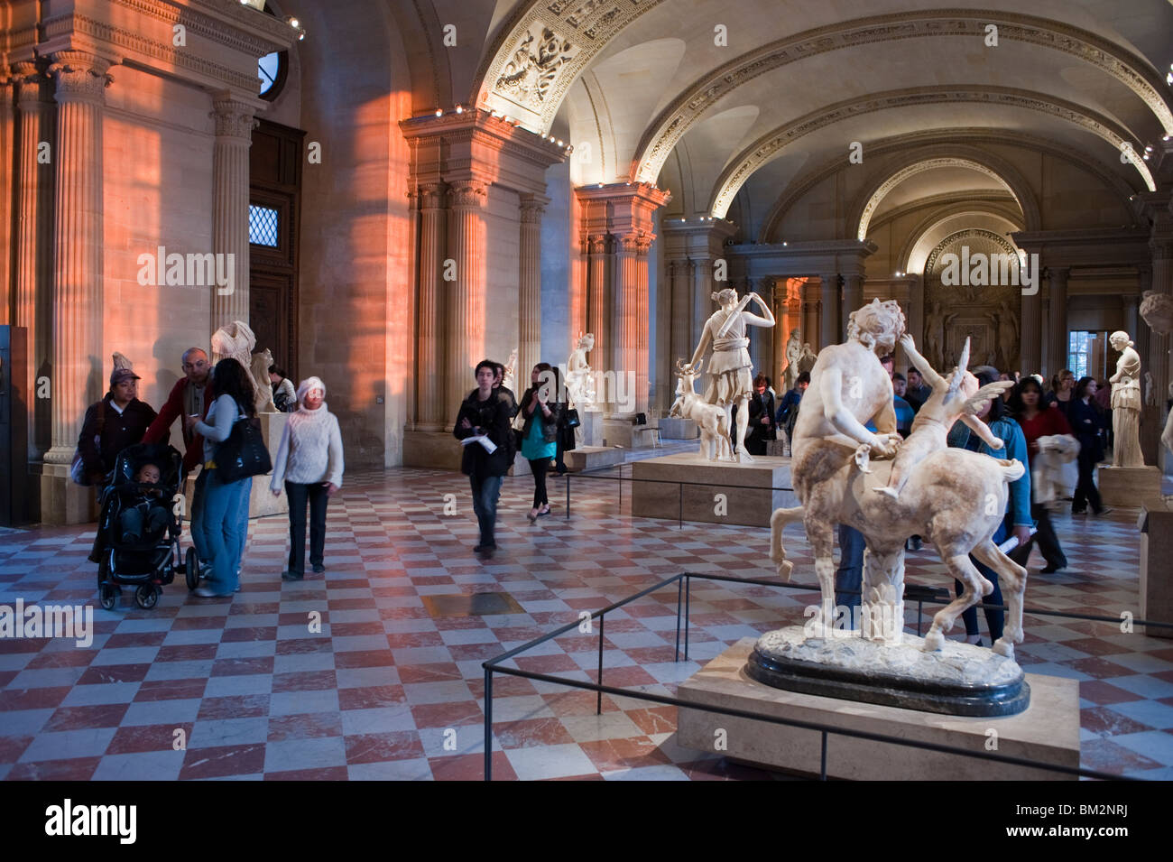 Grande foule de gens, touristes, visite à l'intérieur Galerie d'art, Hall, sculptures romaines, Musée du Louvre, Paris, France, collection de statues Banque D'Images