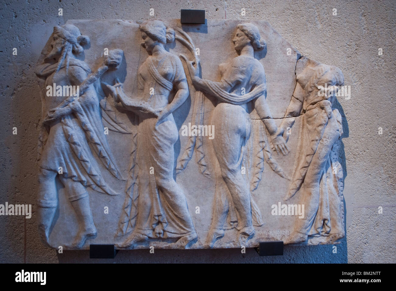 L'allégement "Votif figurant un Poete Dramatique recevant, Dionysos (Rome) Statue d'un dieu grec, au Musée du Louvre, Paris, France Banque D'Images