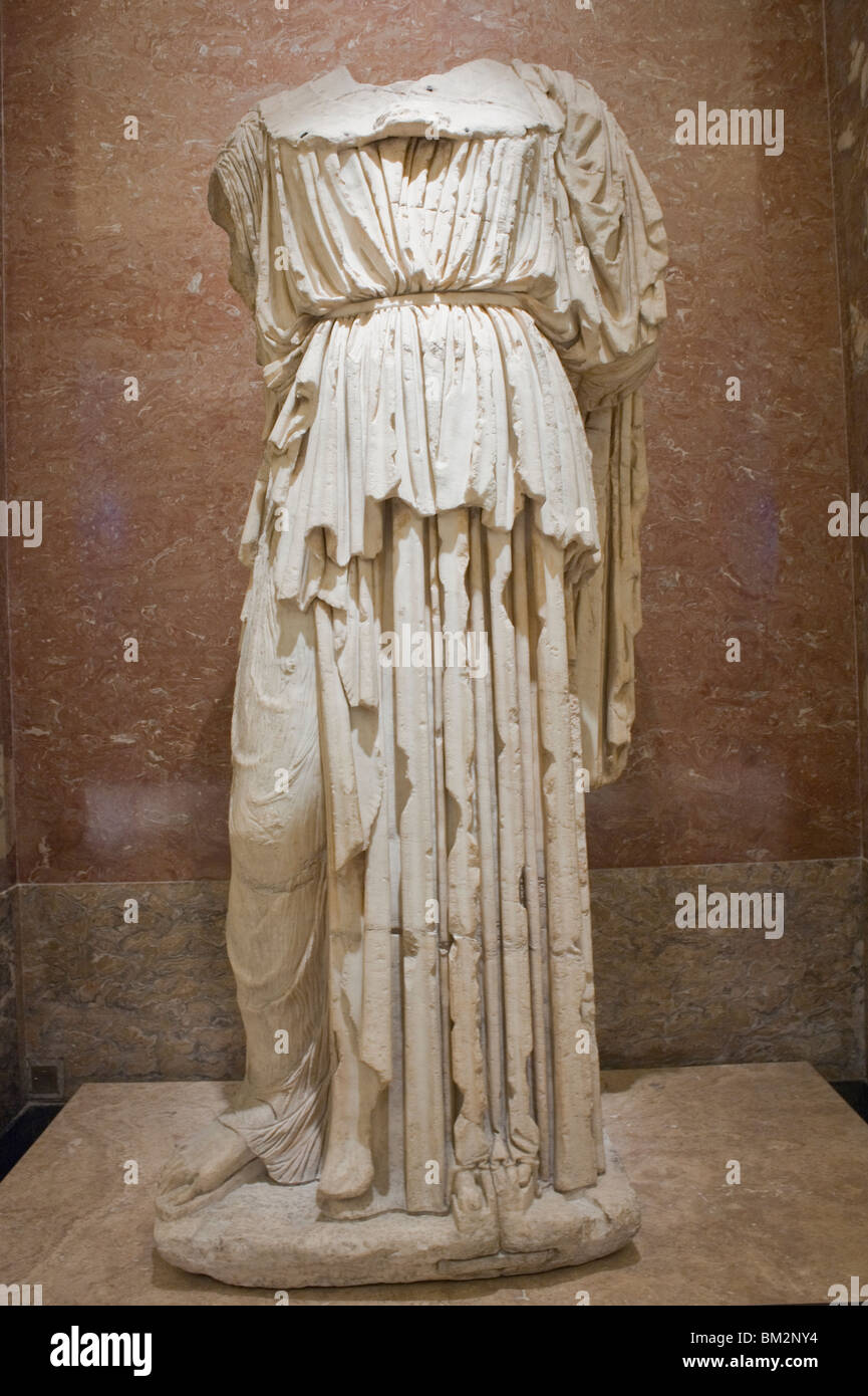 Statue d'un dieu grec, "Athéna, dite 'Minerve Ingres'', dans le musée du Louvre, Paris, France Banque D'Images