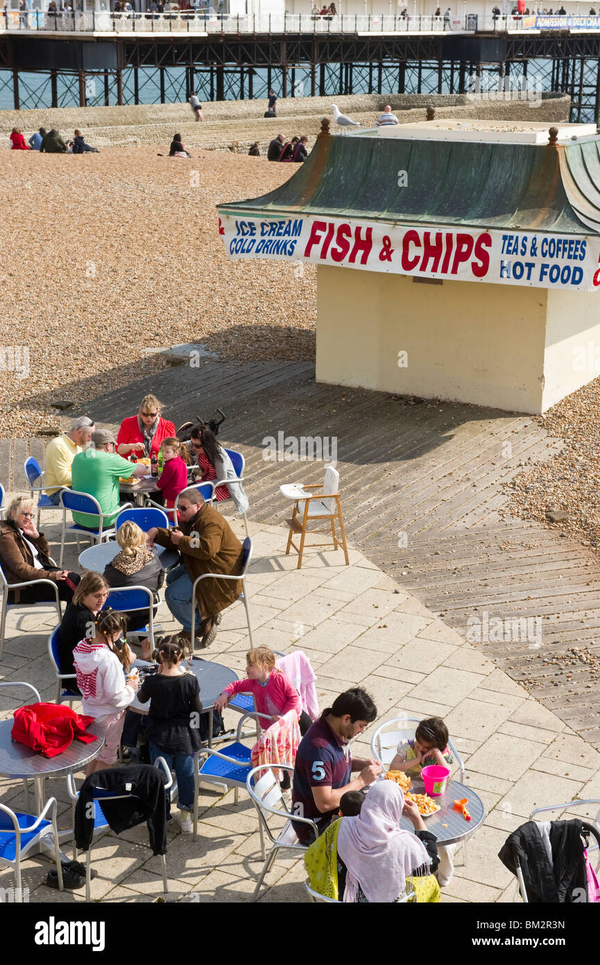 Les gens, les touristes, les excursionnistes assis à des tables et chaises à la terrasse d'un café avant de Brighton Sussex UK Banque D'Images