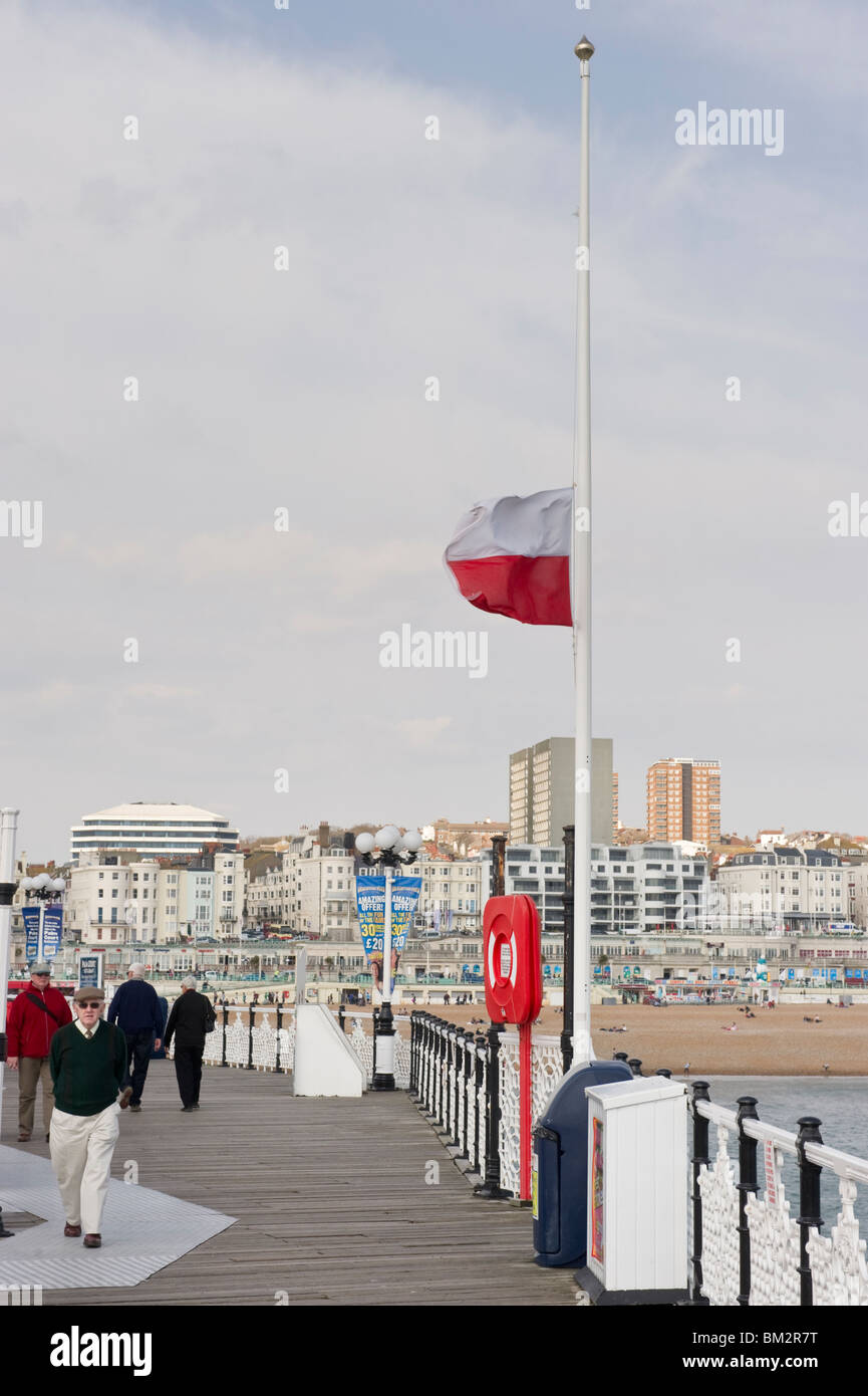 Les gens et les poussettes sur la jetée de Brighton, d'un drapeau en berne, vue vers la plage de Brighton et le littoral Banque D'Images
