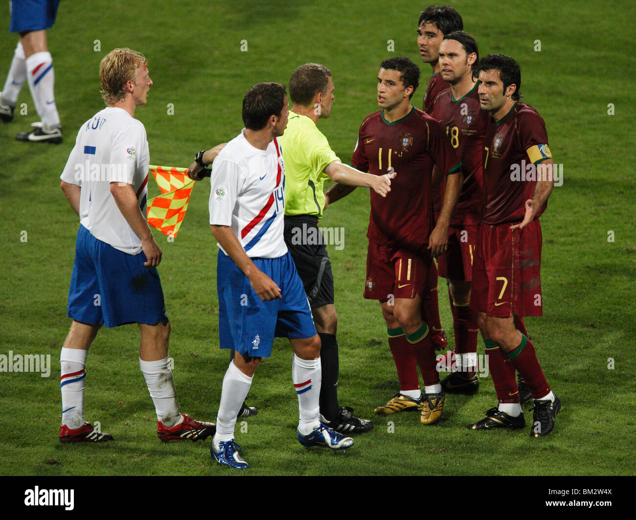 Les joueurs hollandais et portugais s'affrontent au cours d'un foul-remplie en 16 de finale de la Coupe du Monde FIFA match de foot le 25 juin 2006. Banque D'Images