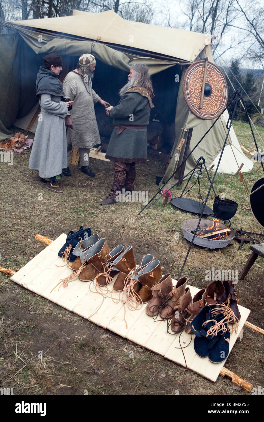 Modèles médiévaux de chaussures et accessoires expose pour naviguer à juste Viking dans Ale Village Viking Vest la Suède. Banque D'Images