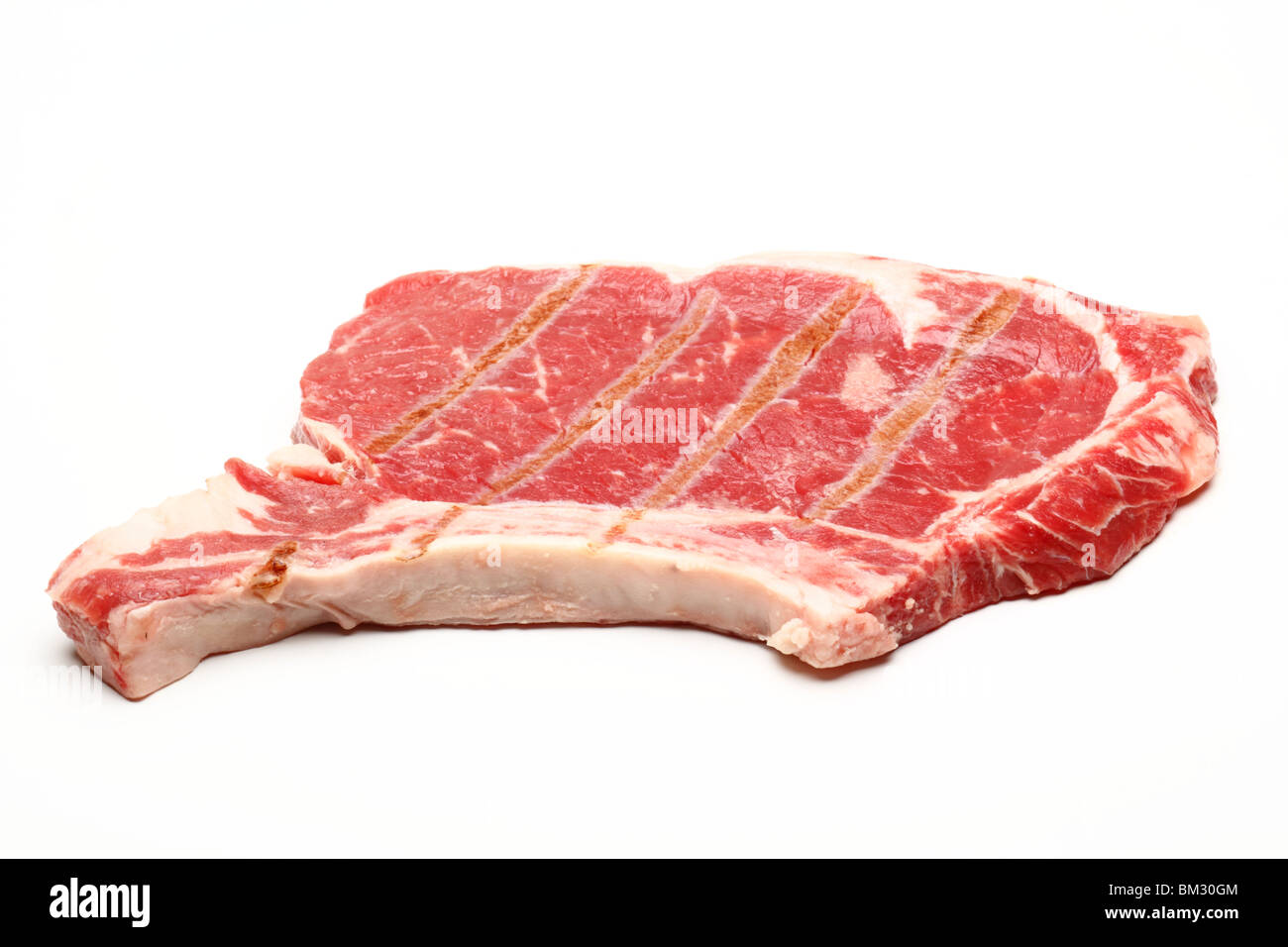 Steak cru avec marquer sur blanc Banque D'Images