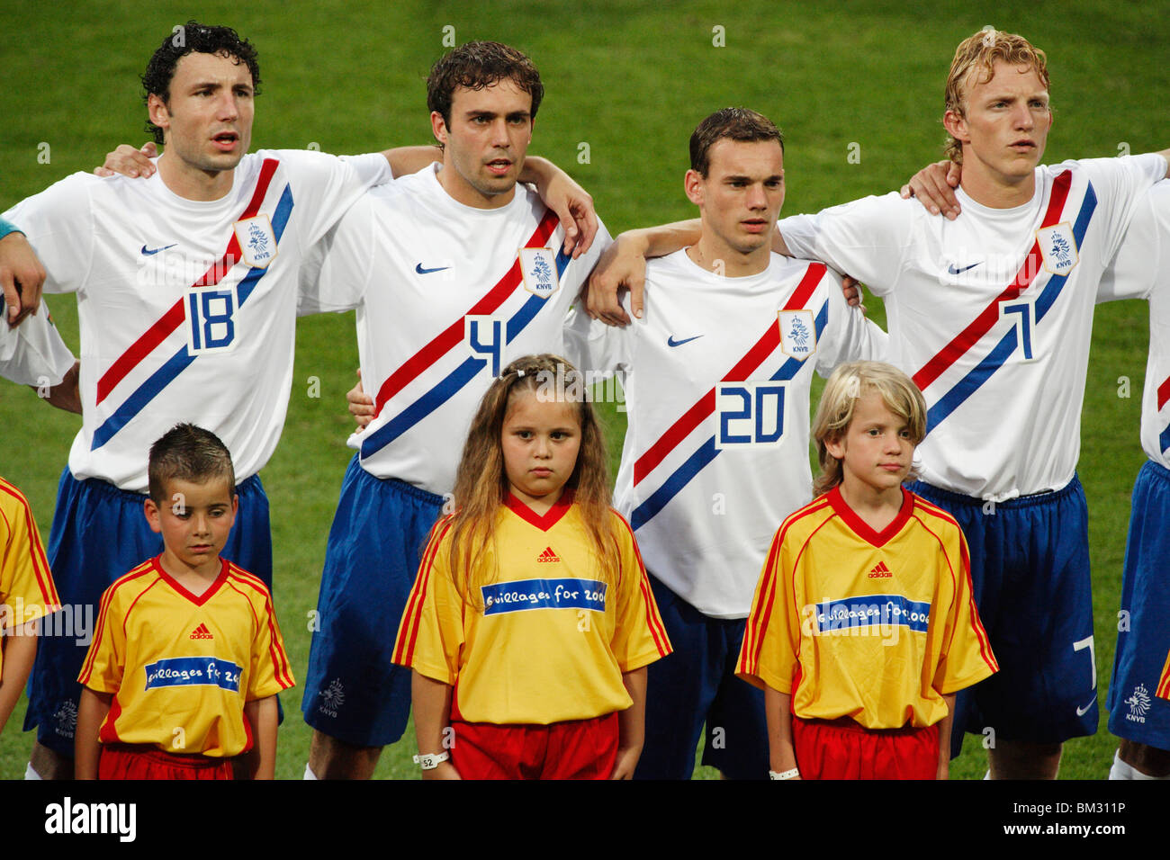 Les joueurs néerlandais s'alignent pour l'hymne national avant une manche de Coupe du monde de la FIFA de 16 matchs contre le Portugal le 25 juin 2006 à Nuremberg, en Allemagne. De gauche à droite : Mark Van Bommel, Joris Mathijsen, Wesley Sneijder, Dirk Kuyt. Usage éditorial exclusif. Utilisation commerciale interdite. (Photographie de Jonathan Paul Larsen / Diadem images) Banque D'Images