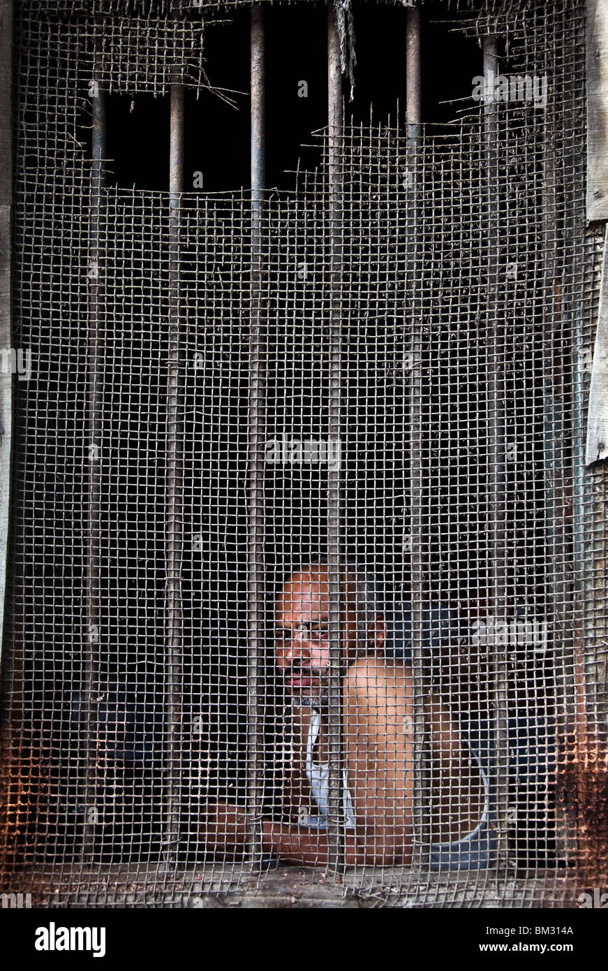 Un homme regarde à la rue à Kolkata, Inde. Accueil à des millions grouillant le fantôme de l'ère coloniale stills se bloque. Banque D'Images