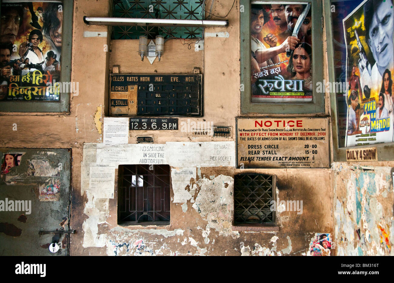 Hall d'un cinéma à Kolkata , Inde, scènes de rue. Banque D'Images