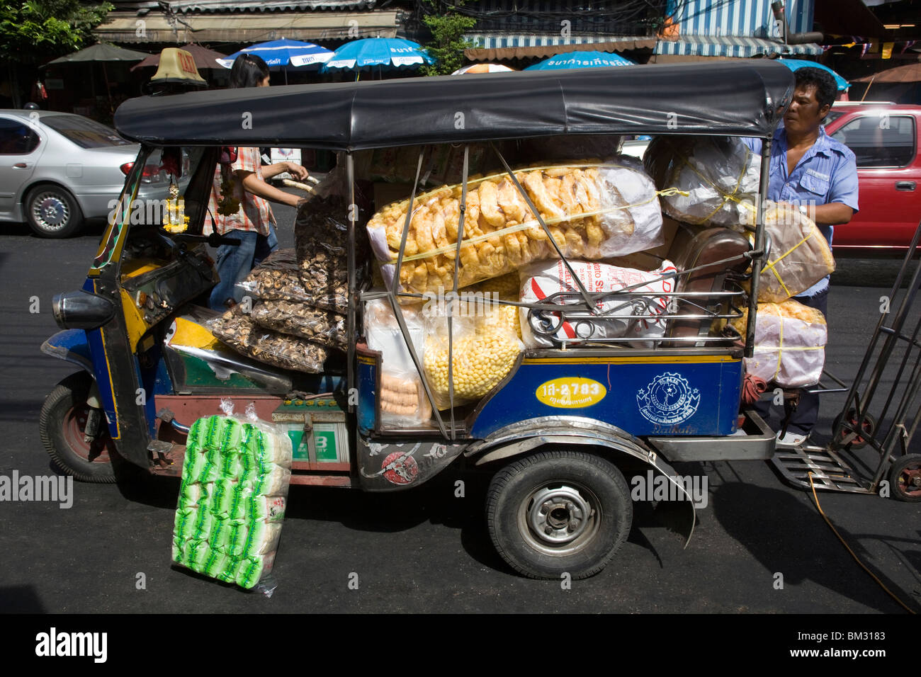 Tuk Tuk surchargé Chinatown Bangkok Thaïlande Banque D'Images