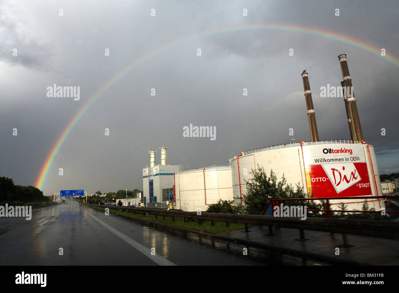 Des transporteurs de gaz sont éclairés par un arc-en-ciel sur l'autoroute 4 au centre de l'Allemagne. Banque D'Images