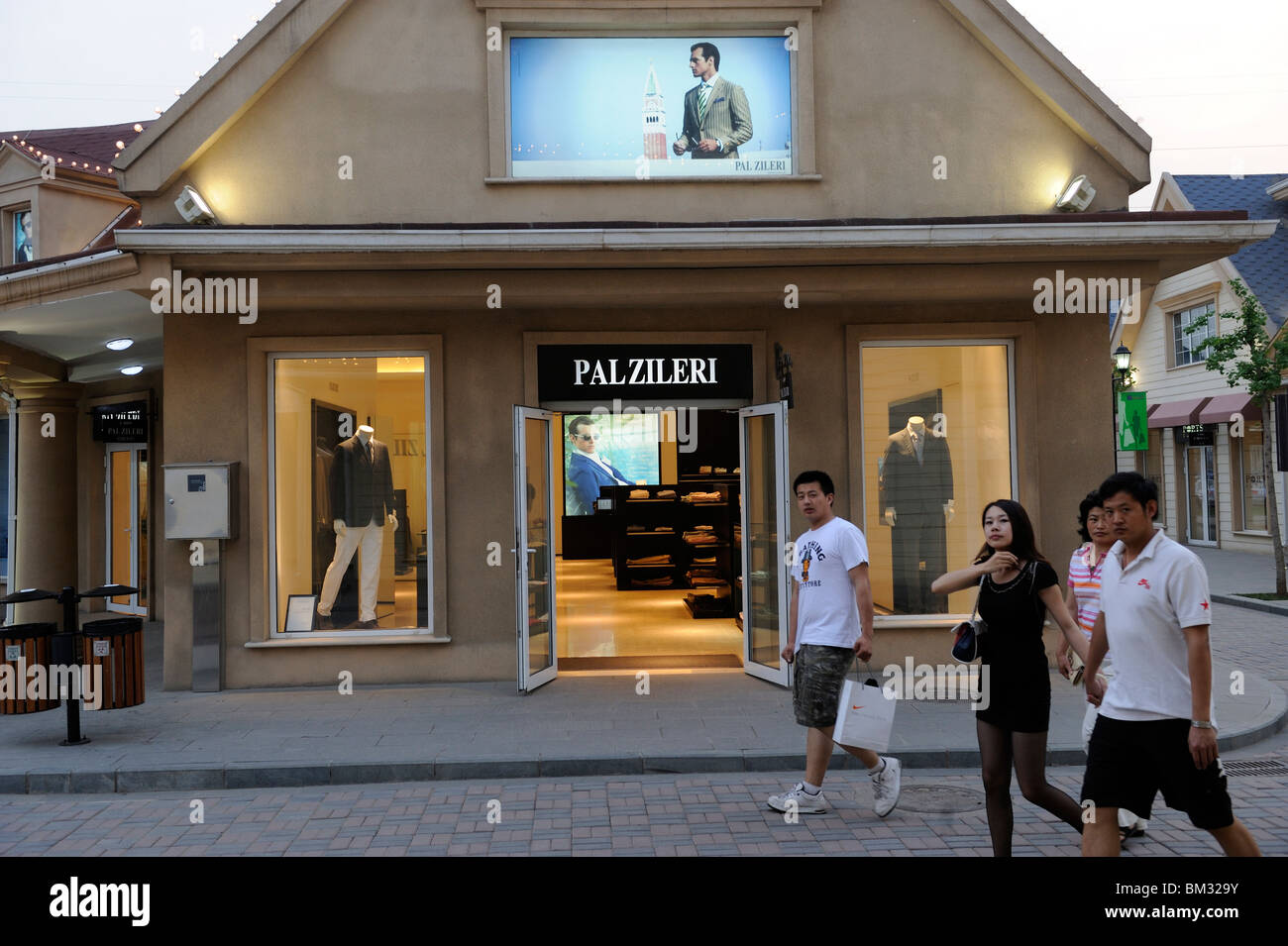 Les acheteurs chinois passé à pied Italie marque Pal Zieri store à Beijing Scitech Premium Outlet Mall, à Beijing, en Chine. 15-mai-2010 Banque D'Images