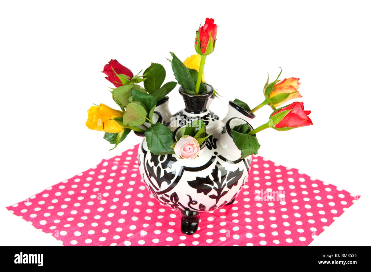 Roses colorées en noir et blanc vase tulipe Banque D'Images