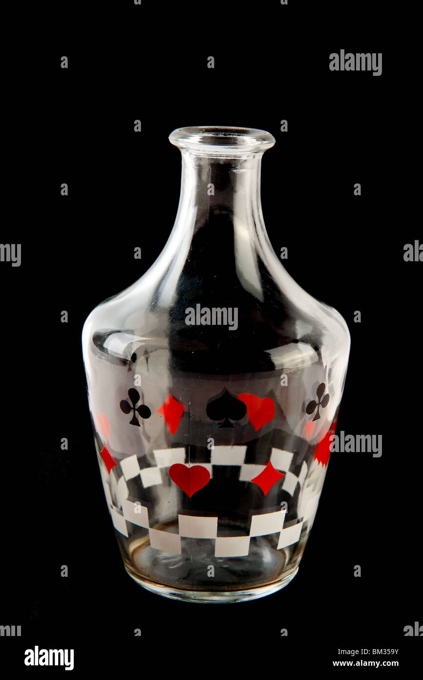 Vase en verre avec des symboles de cartes isolated on black Banque D'Images