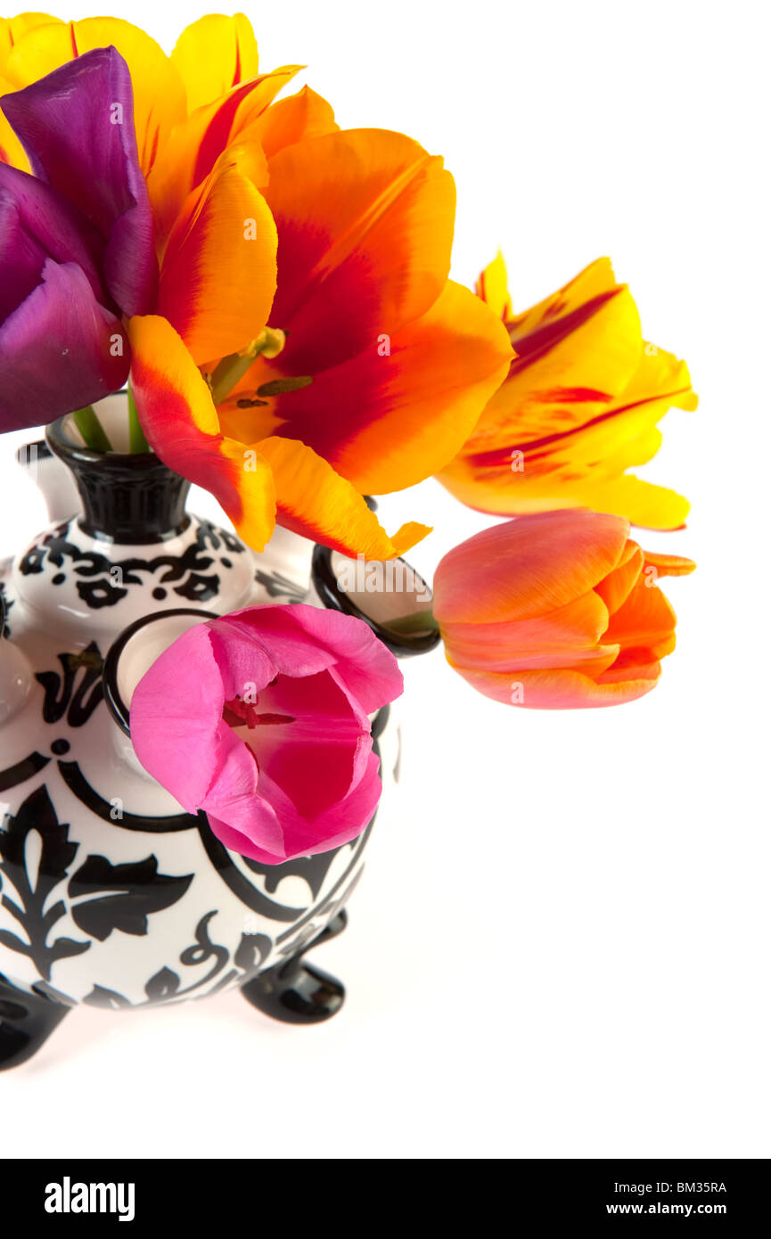 Vase tulipe en noir et blanc avec des fleurs isolées Banque D'Images