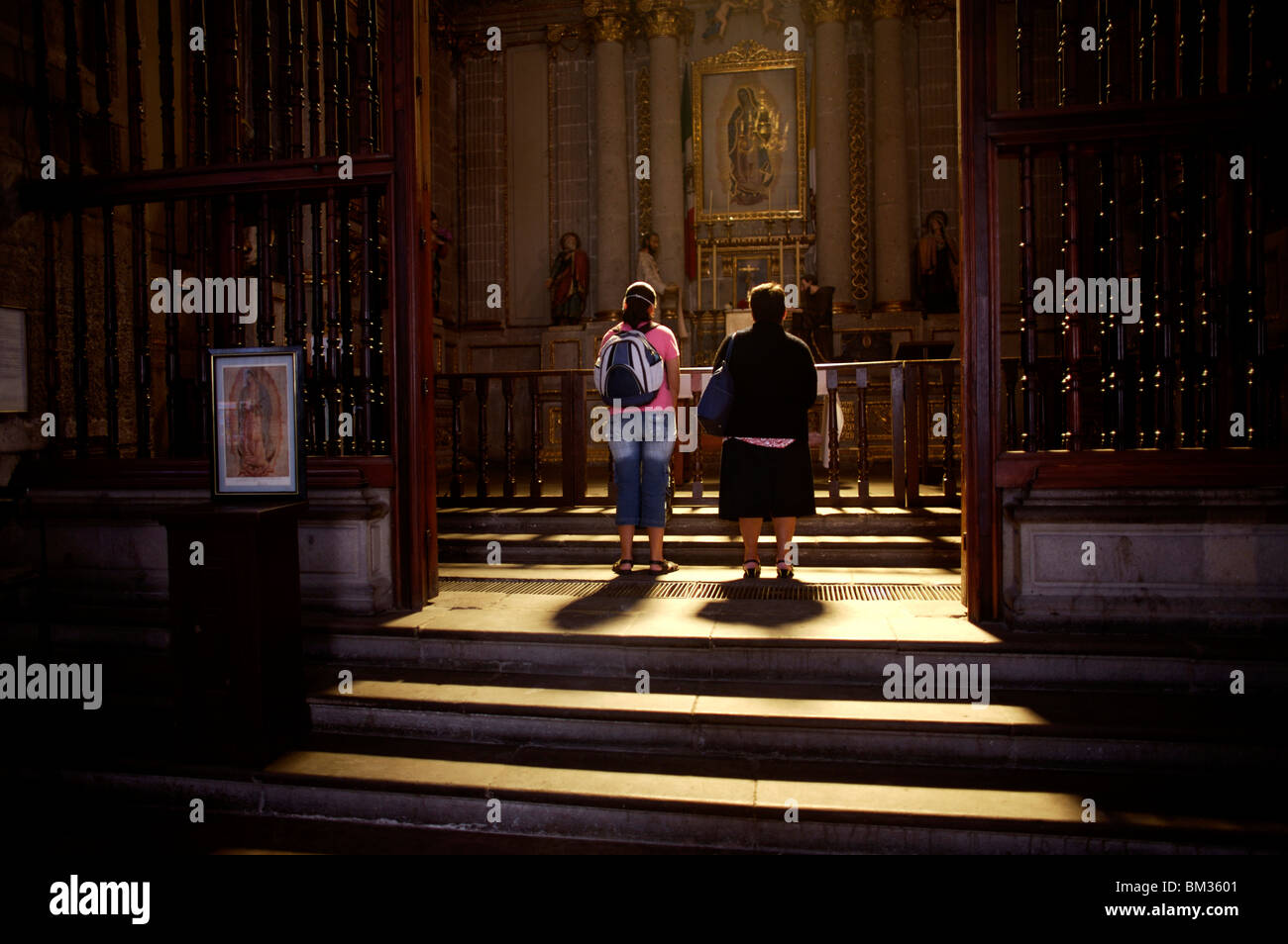 Mexican prier Notre Dame de Guadalupe à Mexico's Cathédrale