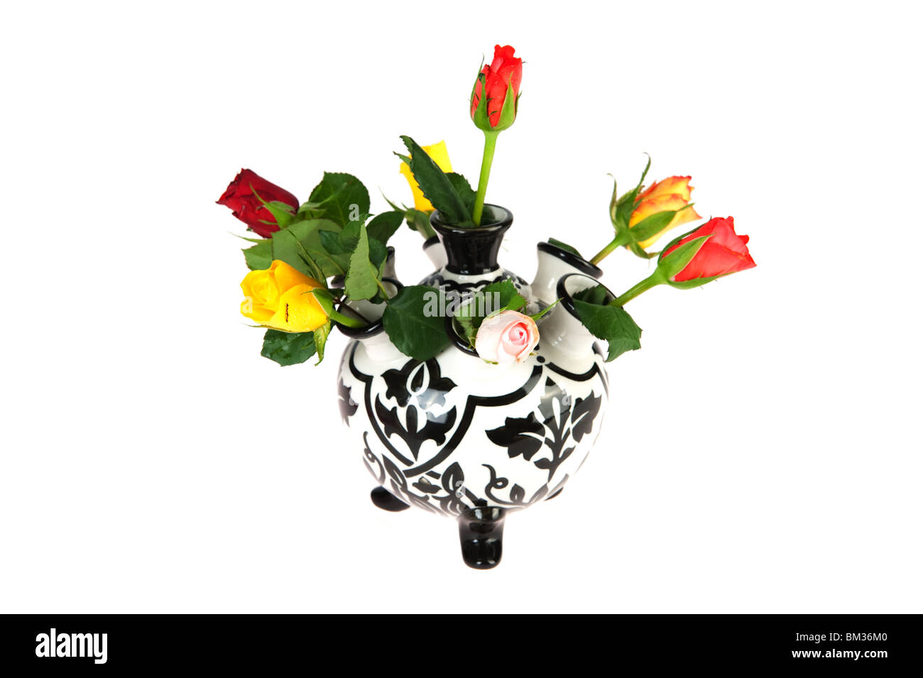 Bouquet de roses colorées en noir et blanc vase tulipe Banque D'Images