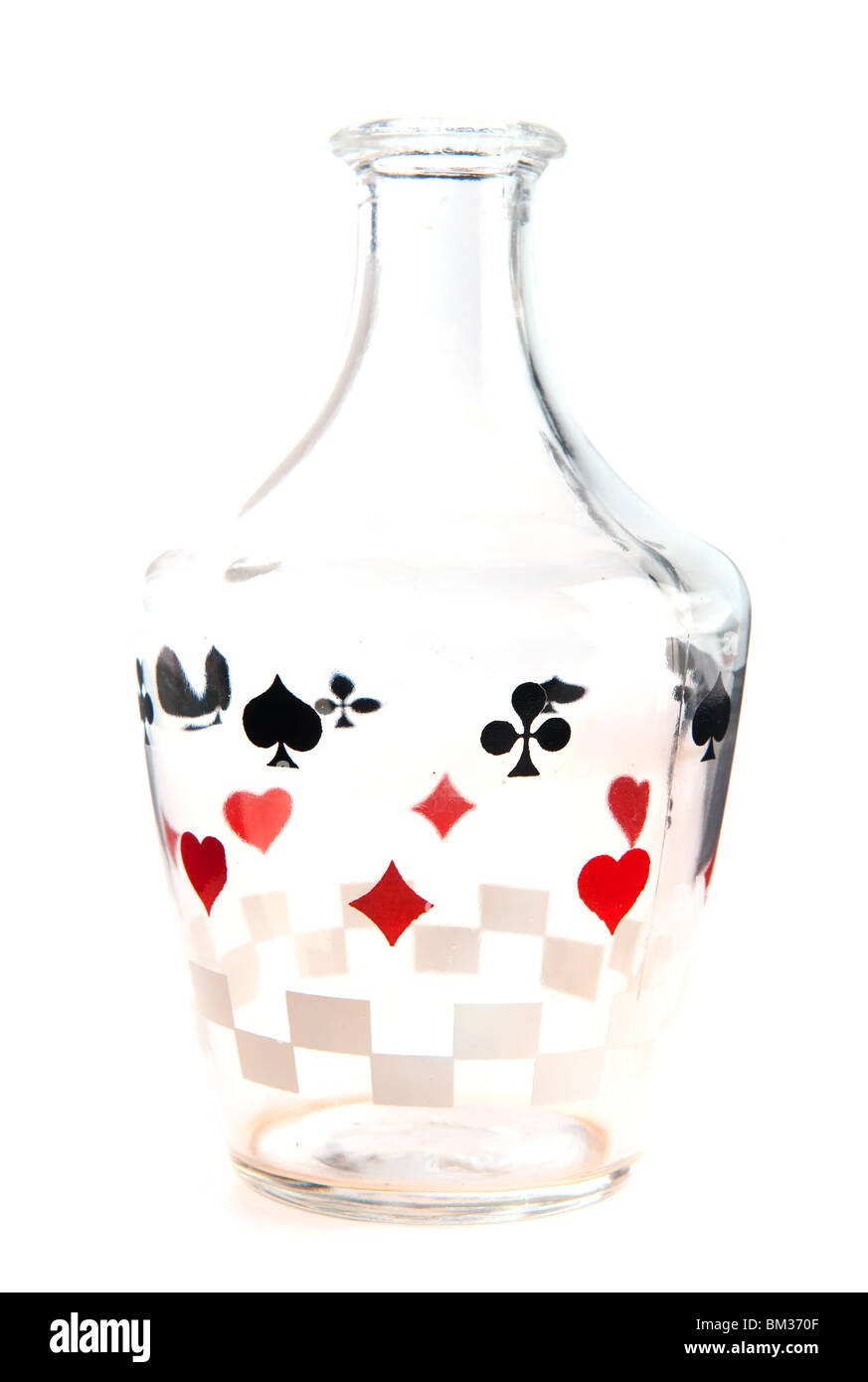 Vase en verre avec des cartes à jouer isolé sur fond blanc signes Banque D'Images
