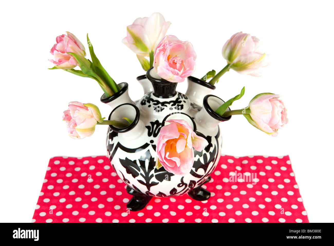 Les fleurs doubles rose dans un vase tulipe décoratif Banque D'Images
