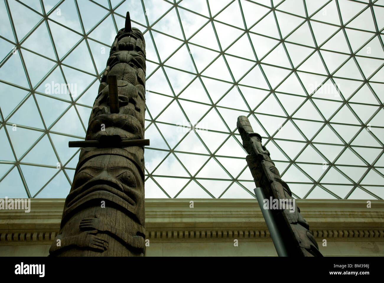 Deux totems sur l'écran central, cour dans British Museum Banque D'Images