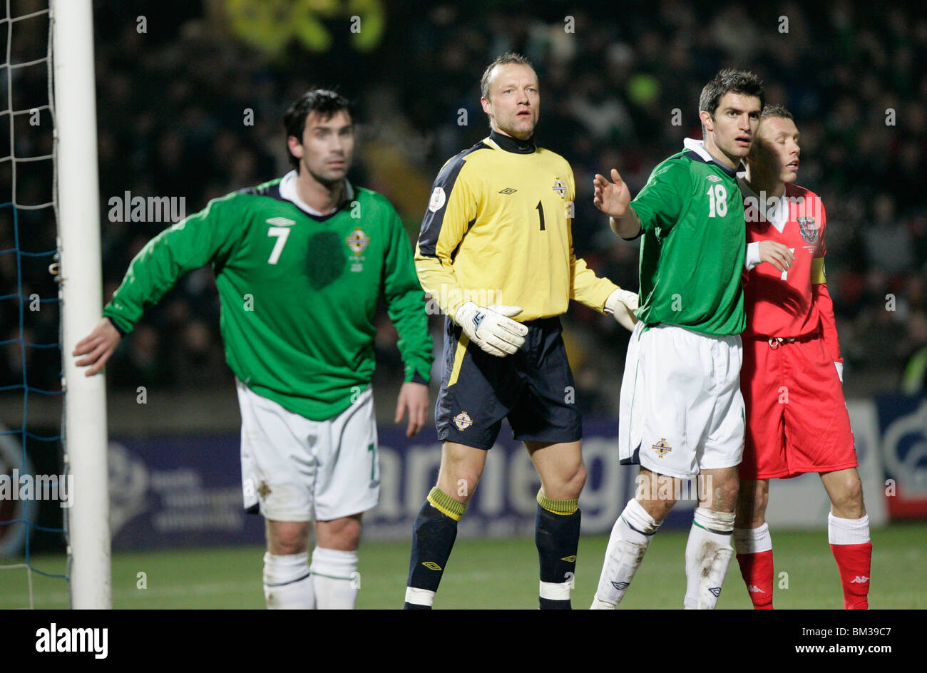 L'Irlande du gardien maik taylor et joueurs keith gillespie Aaron Hughes se préparent à défendre corner galles Craig Bellamy Banque D'Images