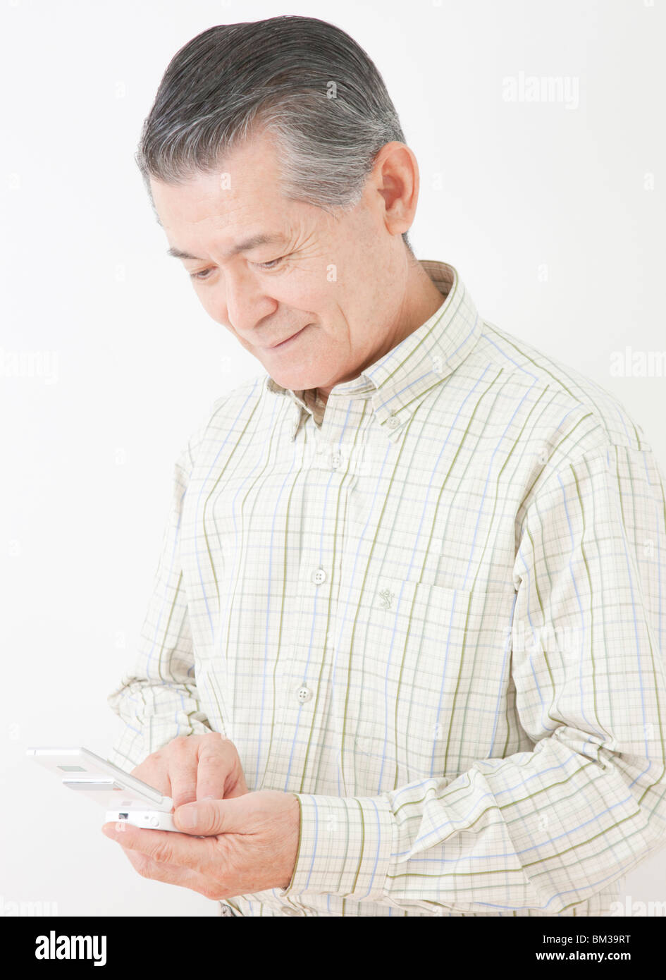 Man dialing cell phone Banque D'Images