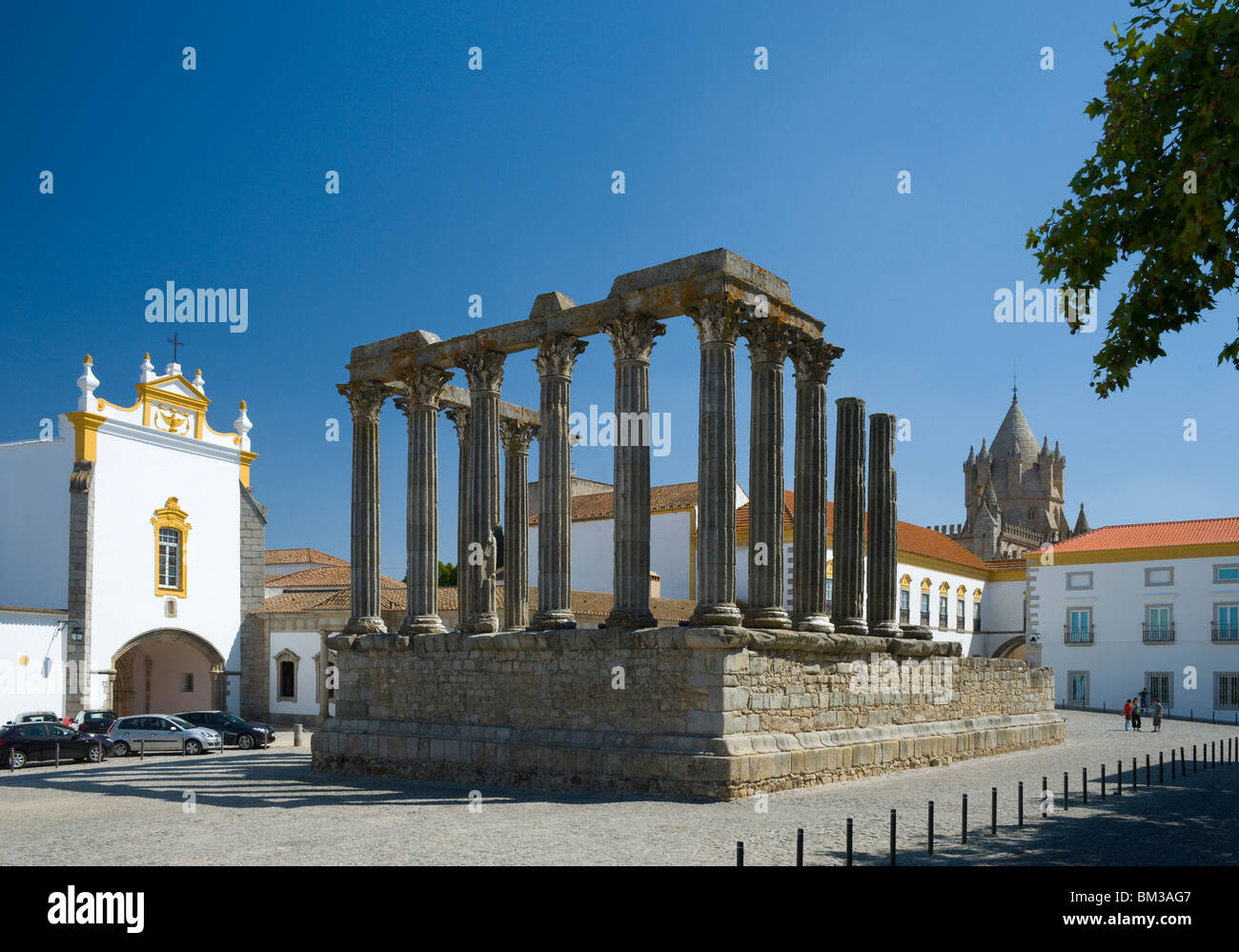 Le Portugal, Évora, le Temple Romain de Diana et la Pousada Dos Loios, la cathédrale en arrière-plan Banque D'Images