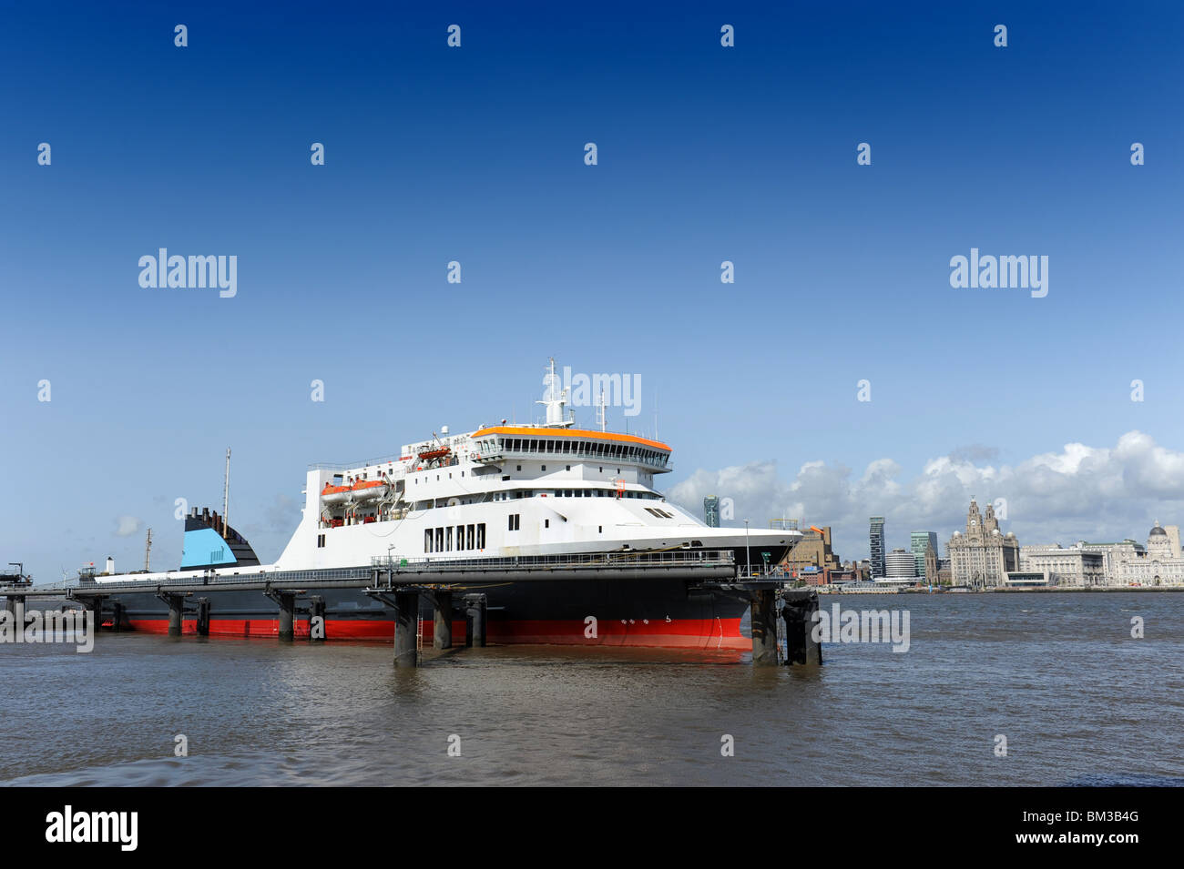 Dublin et Belfast Irish Ferry amarré au quai de Birkenhead sur la rivière Mersey à Liverpool dans la distance. Banque D'Images