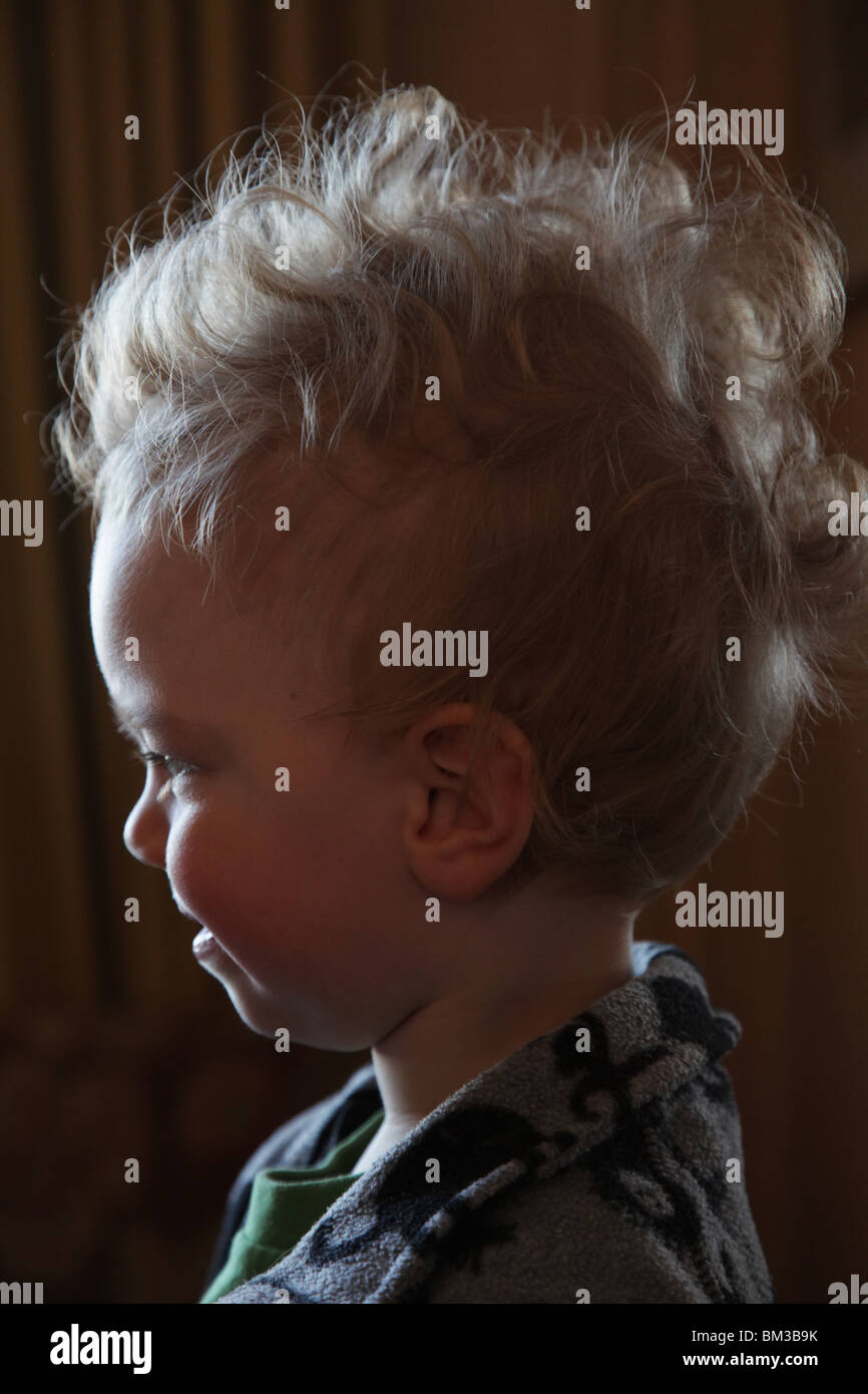 Un Enfant De Deux Ans Bebe Garcon Enfant Touche Bas Profil Boucles Des Cheveux Blonds Boucles Sourire Mignon Sourire Smiling Happy Parution Modele Photo Stock Alamy