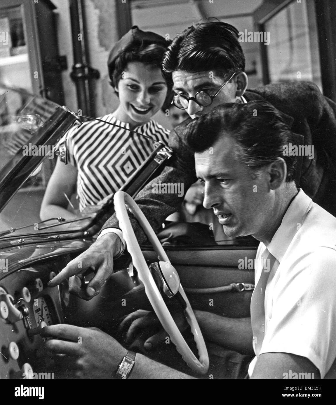 STEWART GRANGER examine son nouveau Bristol 2 litre coupé en 1949 vu par épouse Jean Simmons qui ont acheté un modèle identique. Banque D'Images