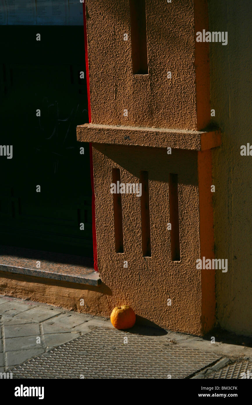 Une orange dans la rue à Huelva, Espagne Banque D'Images