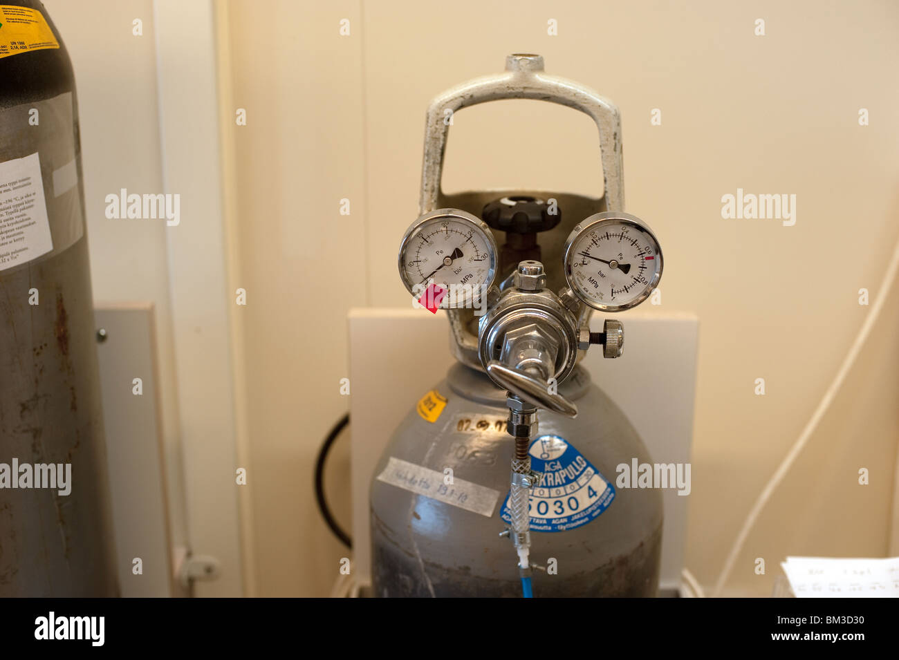 Bouteille de gaz avec la pression mètres Banque D'Images