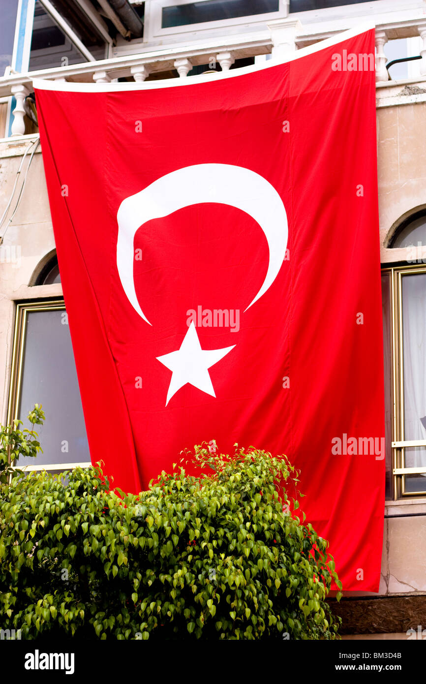 Drapeau turc accroché à l'extérieur d'un bâtiment, Alanya, Turquie. Banque D'Images