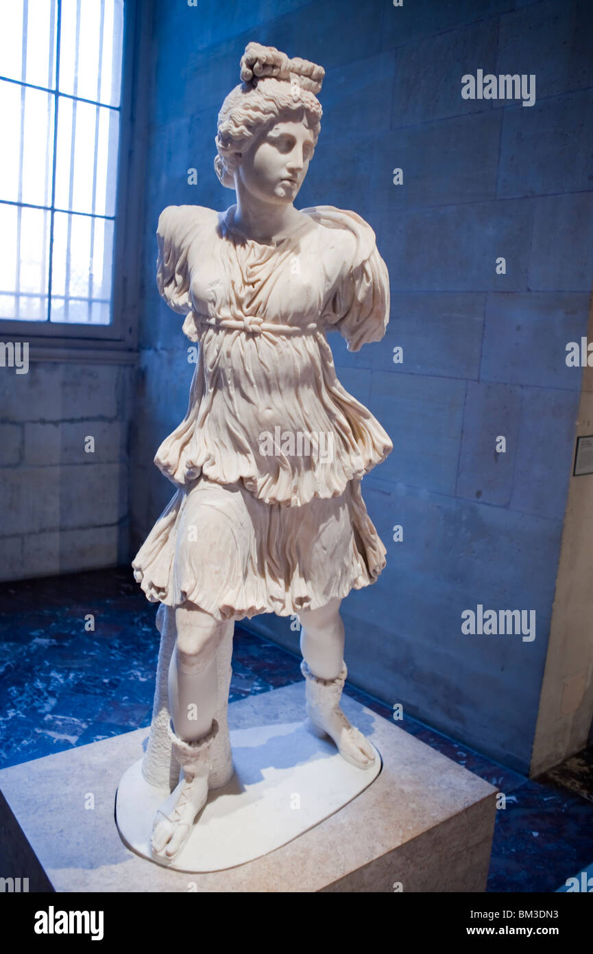 Statue d'un Dieu grec féminin, ''Artémis (Diane) du type 'Rospigliosi', au Musée du Louvre, Paris, France, sculpture exposée, avant, art de civilisation antique Banque D'Images