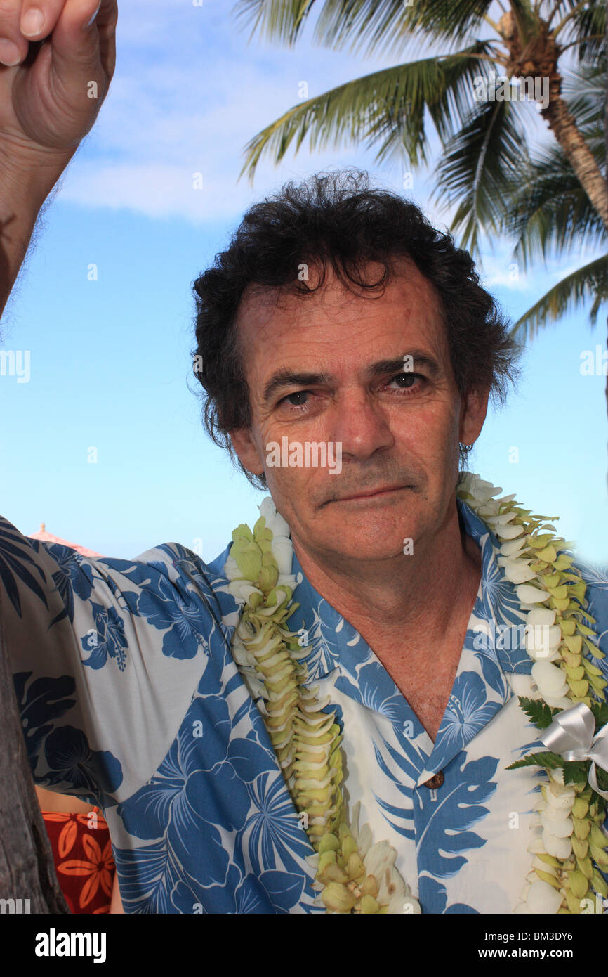 PORTRAIT DE CINQUANTE CINQ ANS DANS HAWAIIAN SHIRT ET LEI SUR LA PLAGE DE WAIKIKI HAWAII BDA Banque D'Images