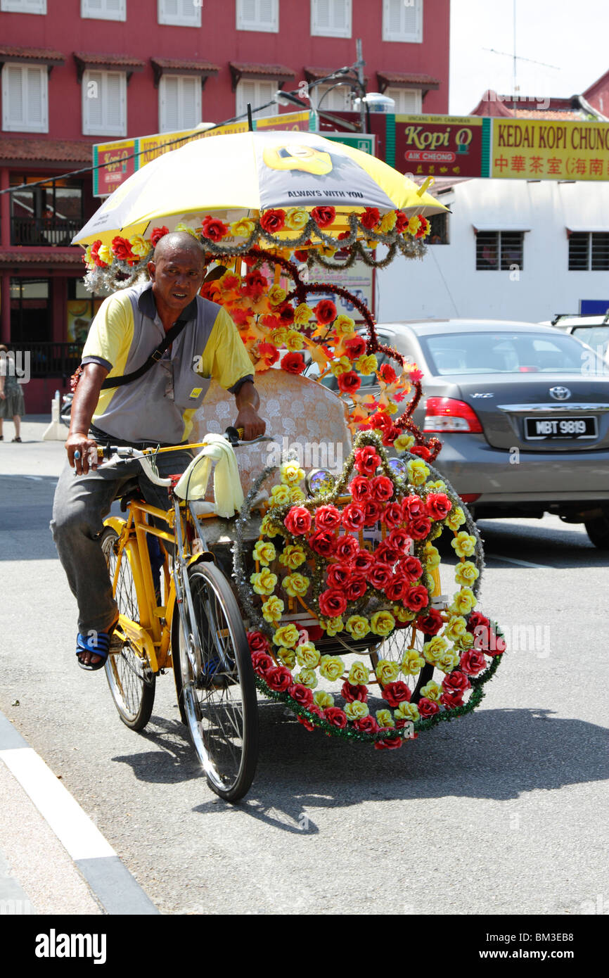 Un cyclo sur la route à Melaka, Malaisie Banque D'Images