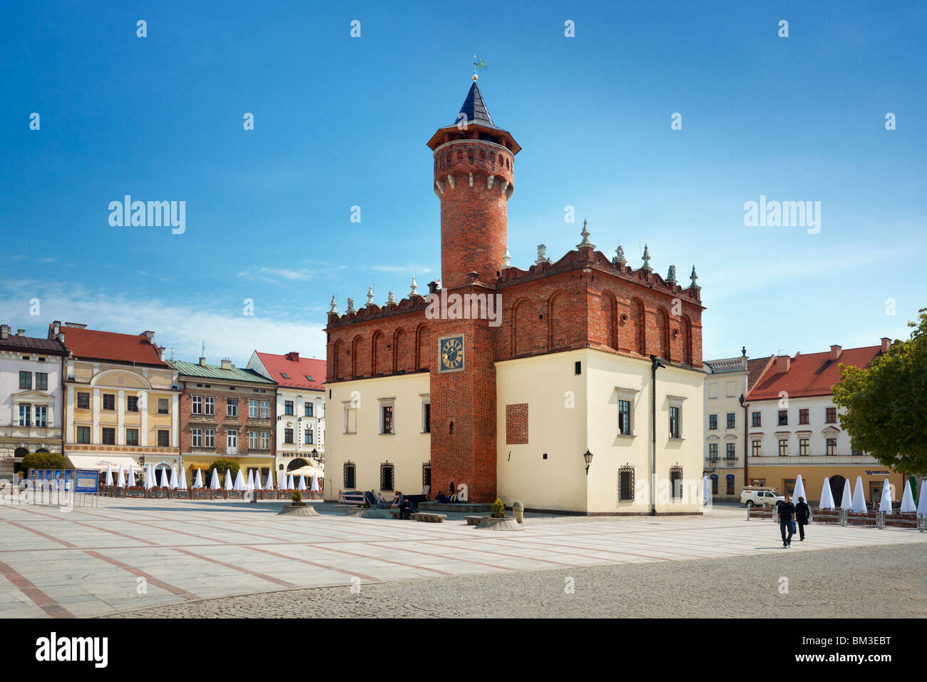 La place centrale de la petite ville de Pologne ou moins Tarnow Mairie. Banque D'Images