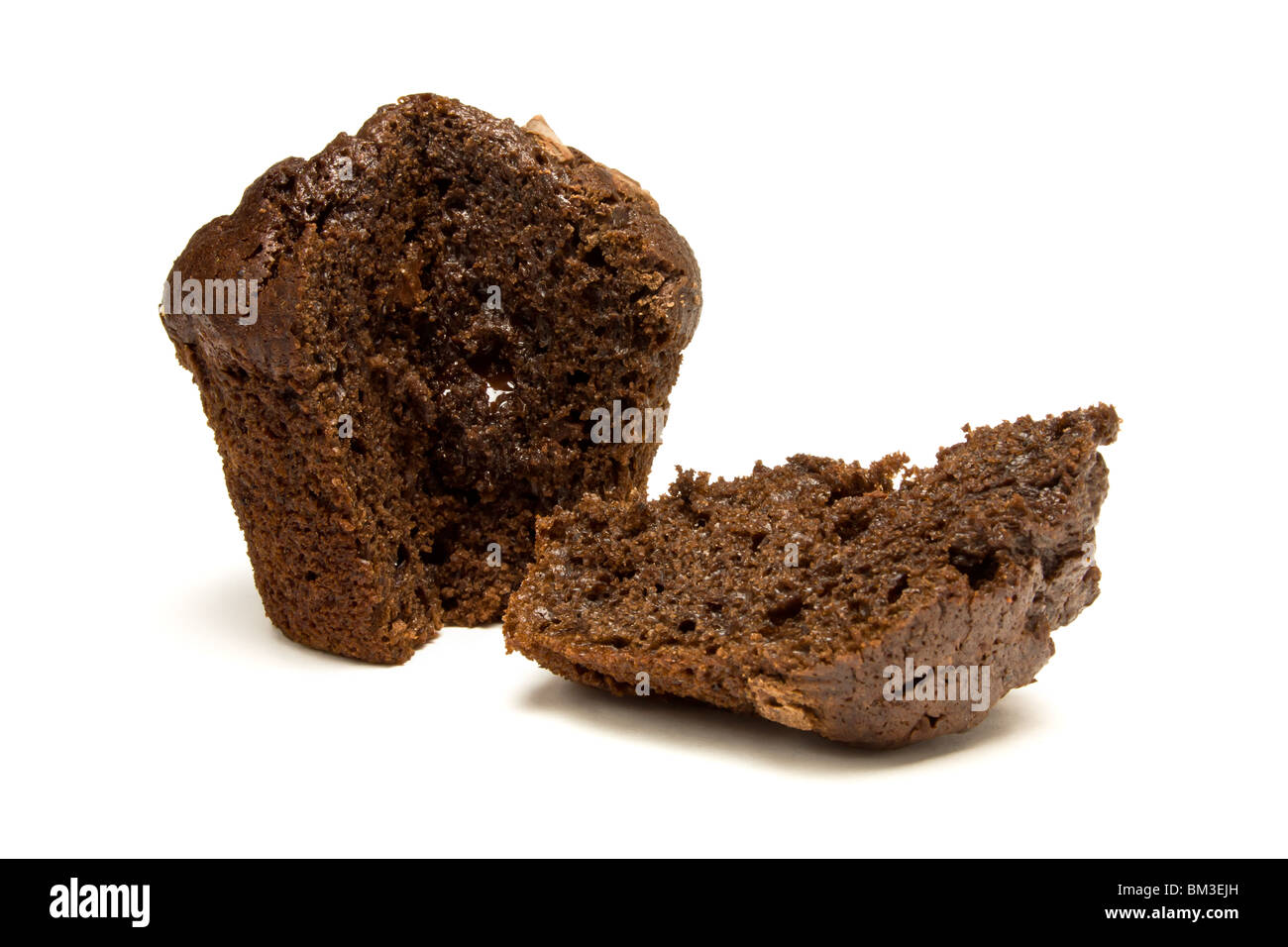 Fondant au chocolat muffins double rempli isolées contre l'arrière-plan blanc. Banque D'Images