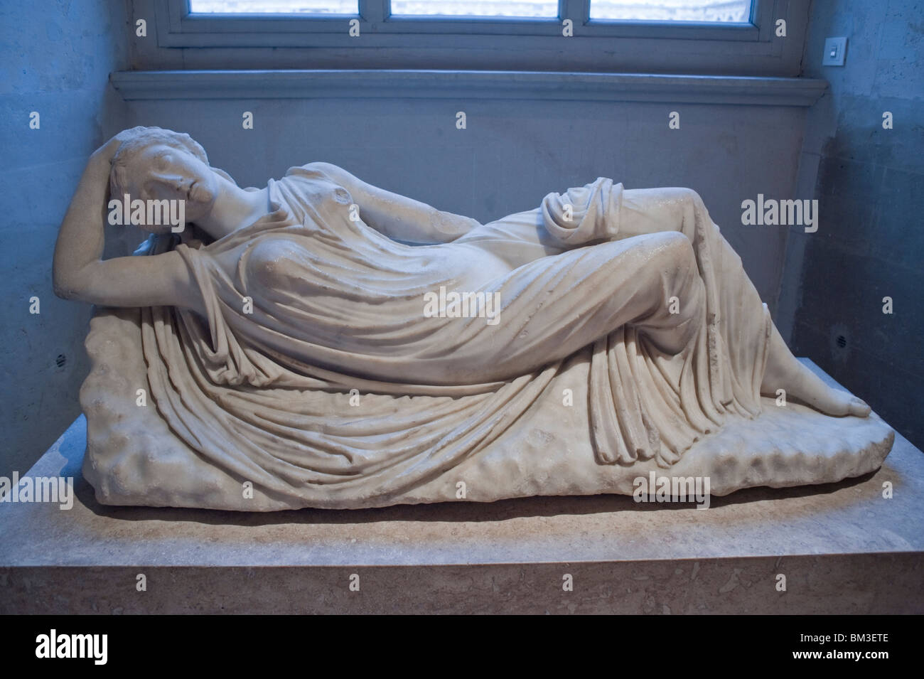 Exposé, Statue d'une déesse grecque, 'jeune fille endormi' (Ariane?), Art au Musée du Louvre, Paris, France, ancienne statue féminine Banque D'Images