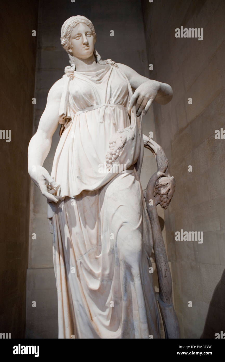 Front, Display, Statue of a Greek Goddess, 'Bacchante ou Ariane (?) ' Rome, au Musée du Louvre, Paris, France, sculpture antique, marbre femme, art de civilisation antique Banque D'Images