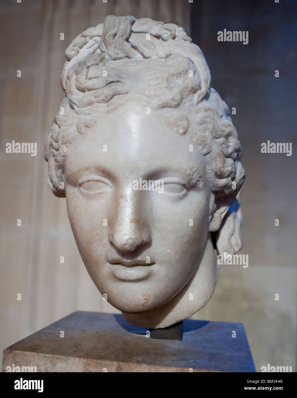 Gros plan, visage, façade, sculptures en marbre, Statue d'une déesse grecque, Musée du Louvre, Paris, France, art de la civilisation antique Banque D'Images