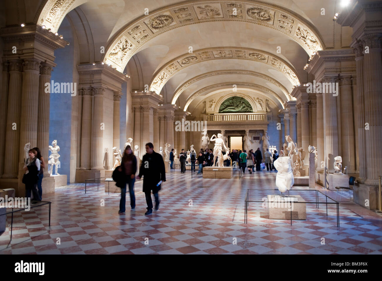 Paris, France, grande foule de gens, touristes visitant l'intérieur de Hall, ancienne civilisation romaine Sculpture exposition Galerie d'art, statues de musée Banque D'Images