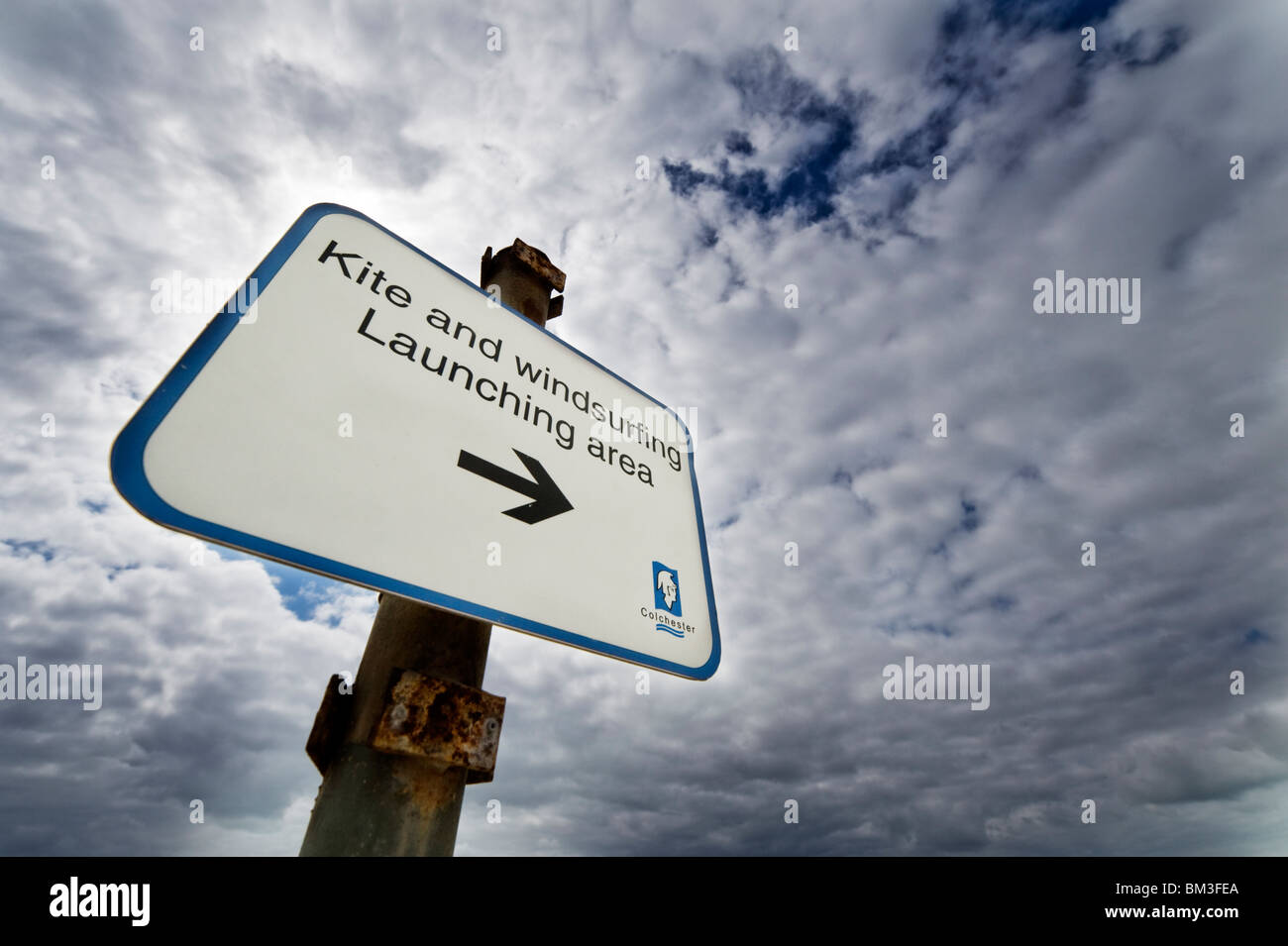 Un signe d'agrément public Avis et contre un ciel nuageux à Essex MERSEA Island UK Banque D'Images