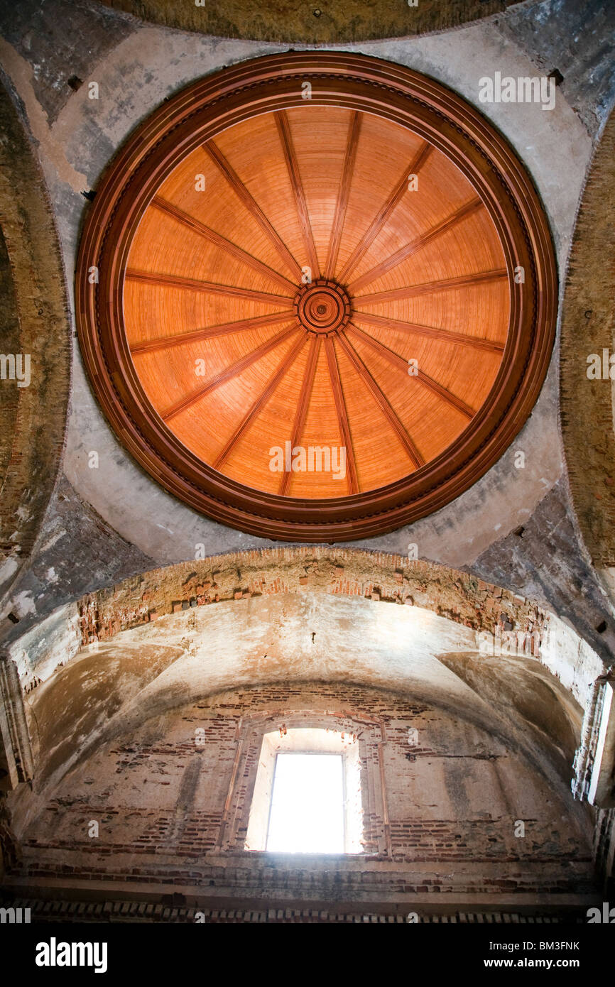 L'intérieur d'El Monumento église inachevée, ville de Castaño del Robledo, province de Huelva, Andalousie, Espagne Banque D'Images