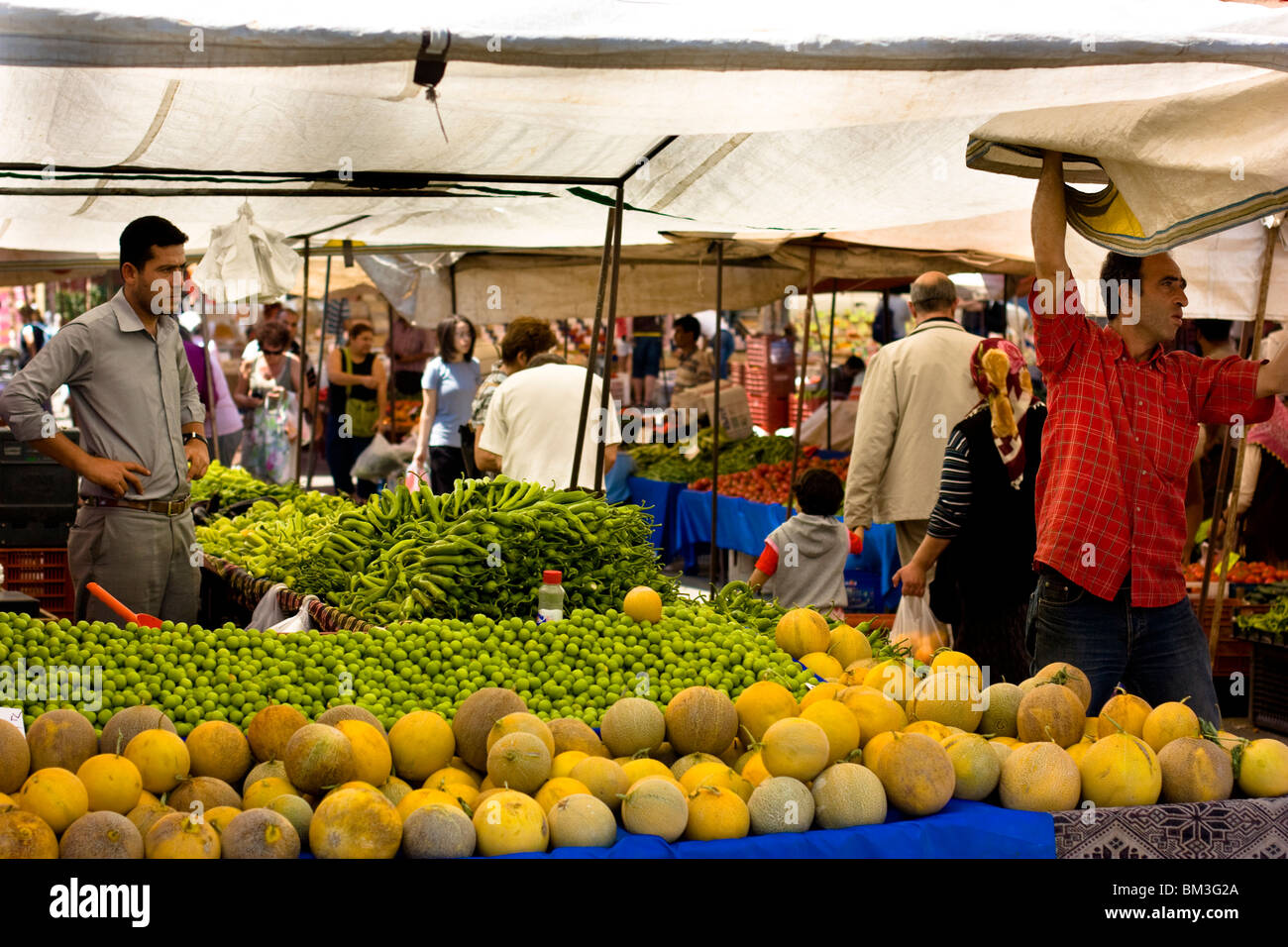 Fournisseurs à travailler dans le secteur des fruits et légumes du marché, Alanya, Turquie. Banque D'Images